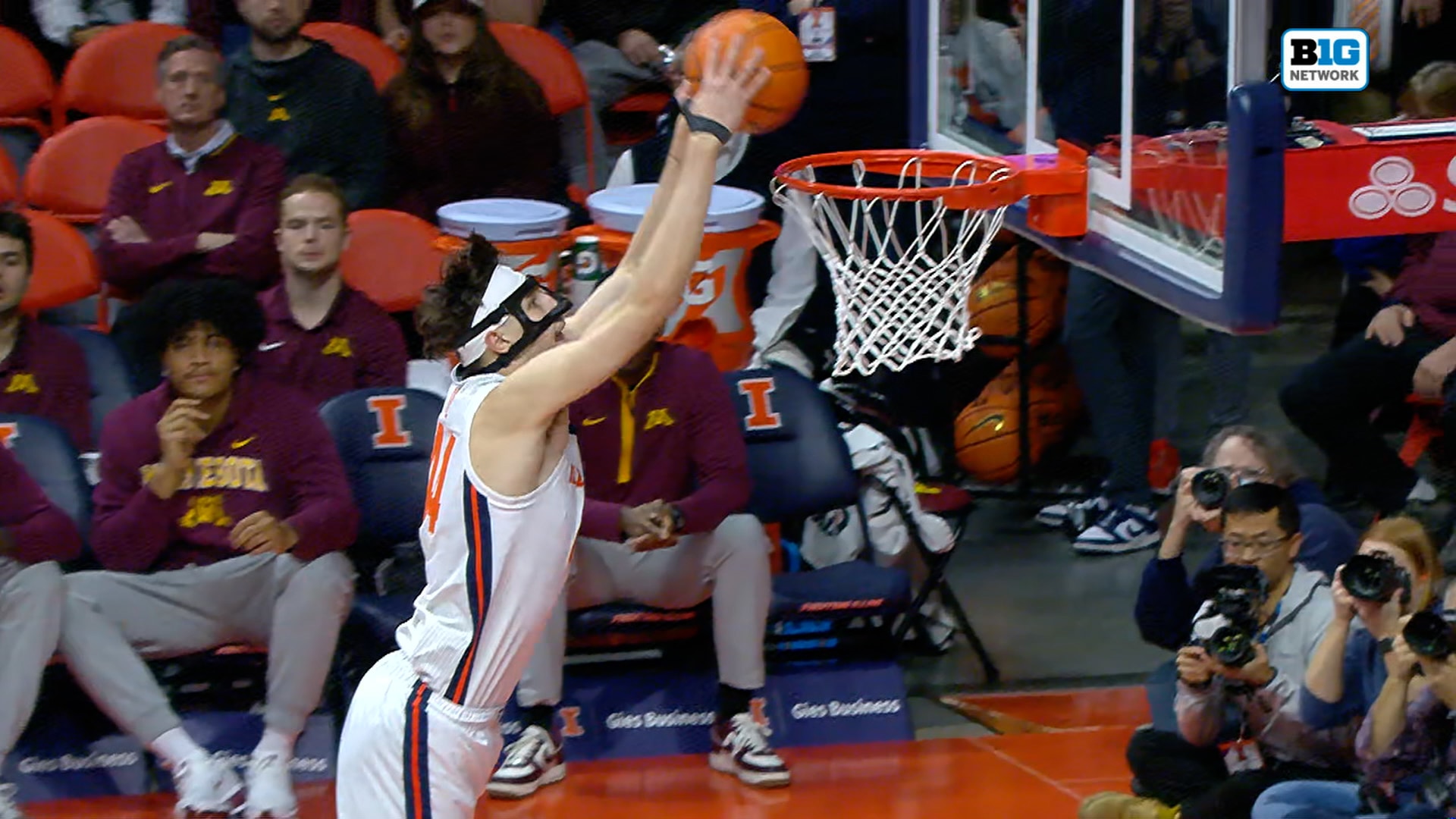 Zvonimir Ivisic throws down dunk to trim Illinois’ deficit against Minnesota