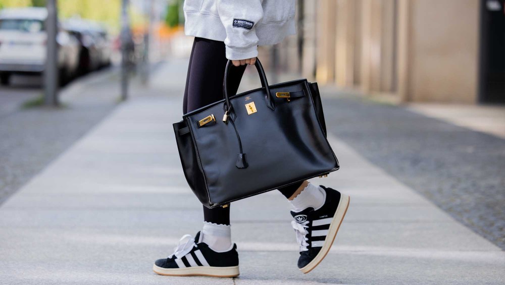 Tired of Heels? 13 Ultra Comfy Rich Mom Sneakers That Look Best With Leggings