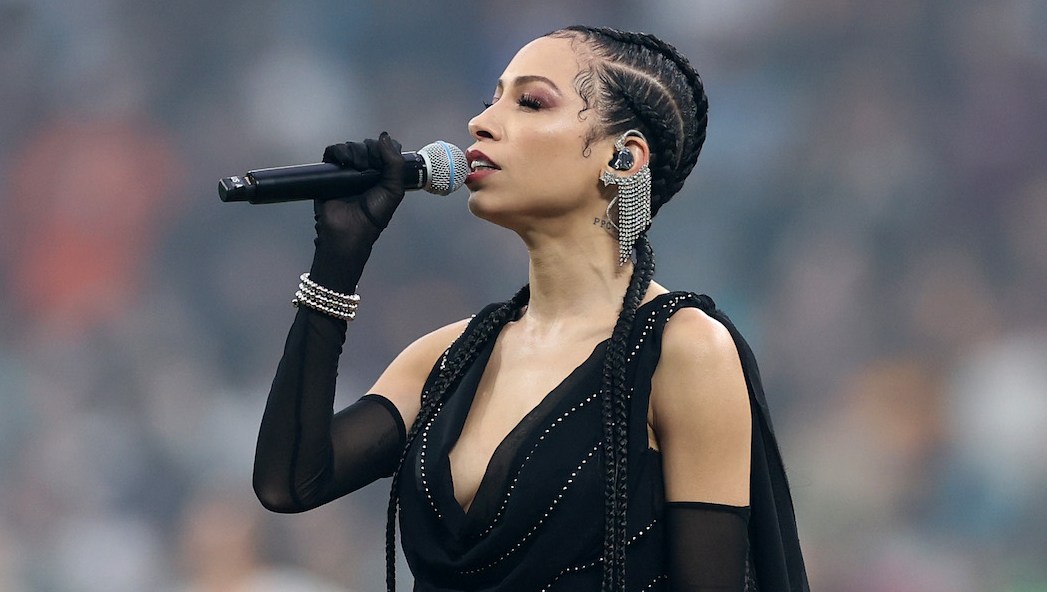 NFL National Anthem Singer Responds to Criticism of Her ‘Hooker’ Outfit