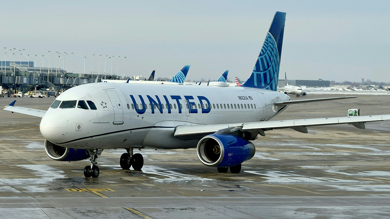 Judge rules United Airlines must face lawsuit over 'windowless' window seats