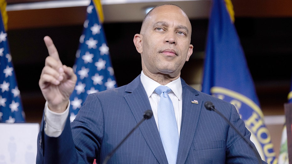 Jeffries rips ICE as 'out of control,' claims Americans have 'turned on' Trump over immigration