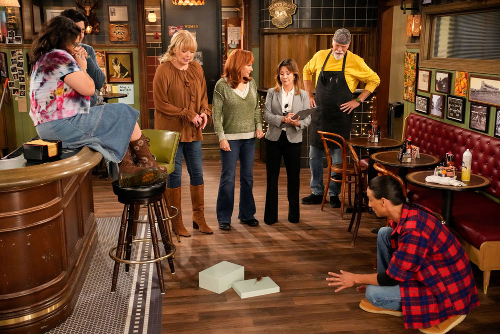 Why Does 'Happy's Place' Have Reba McEntire's Bobbie Eating Napkins?