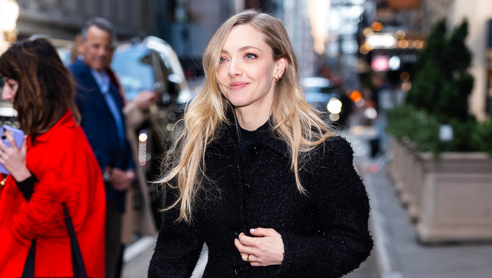 Amanda Seyfried Wore the Elevated Jeans That Makes Petites Look Taller