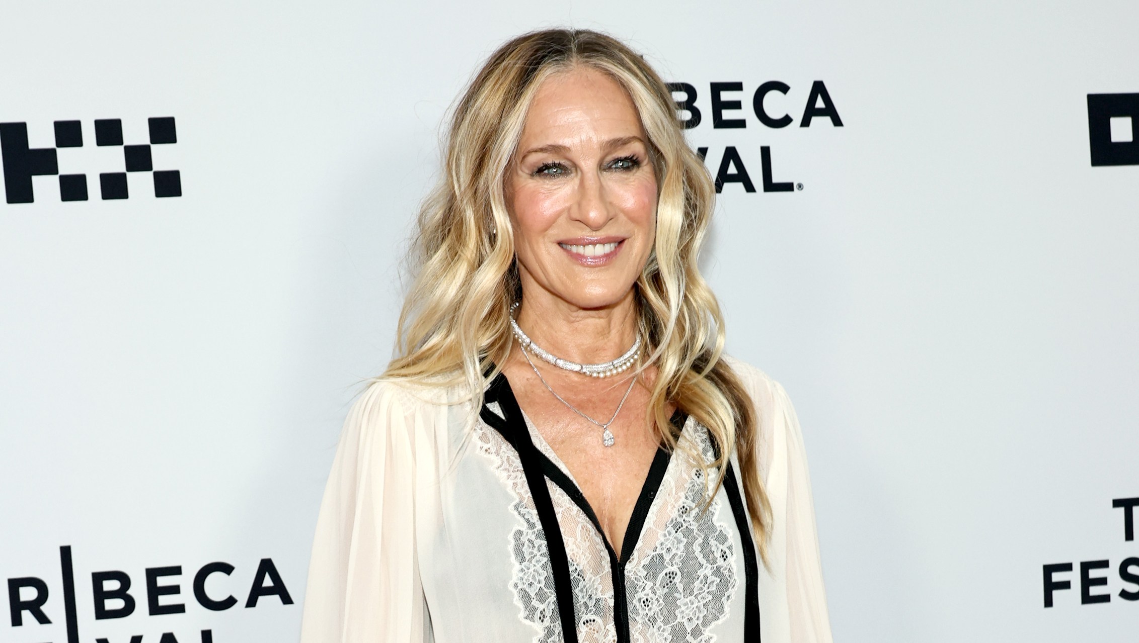 Sarah Jessica Parker's Summer Sandal Style Makes Legs Look Model-Long