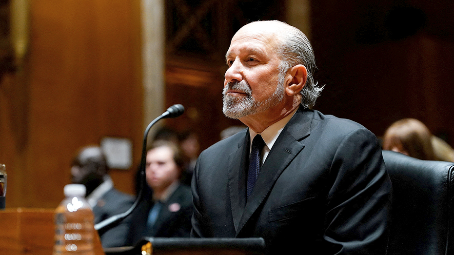 Leavitt brushes off Lutnick–Epstein heat with list of administration wins media ignored before ending briefing