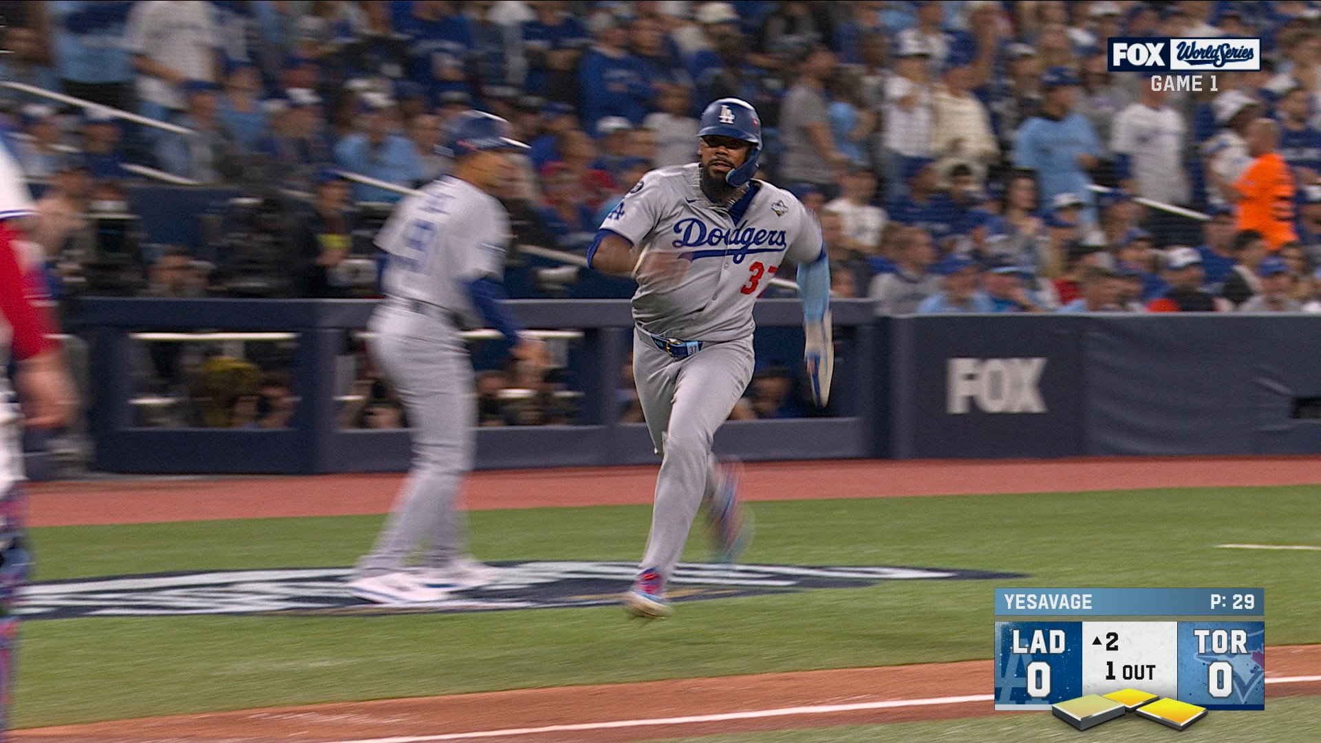 Kiké Hernández rips an RBI single to give Dodgers a 1-0 lead over Blue Jays