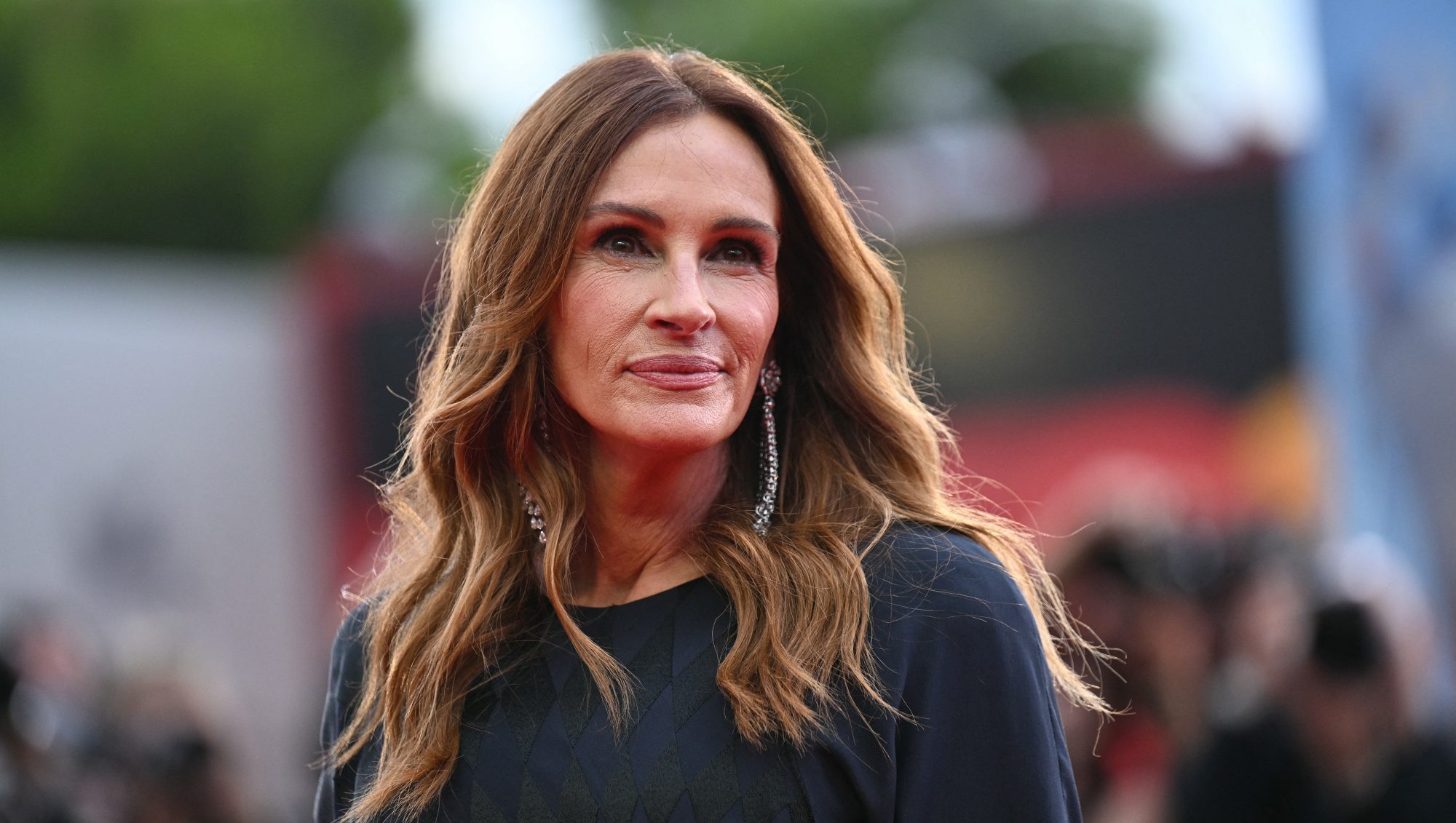 Julia Roberts’ Sandals Are So Comfy, Shoppers Can ‘Walk Miles’ in Them