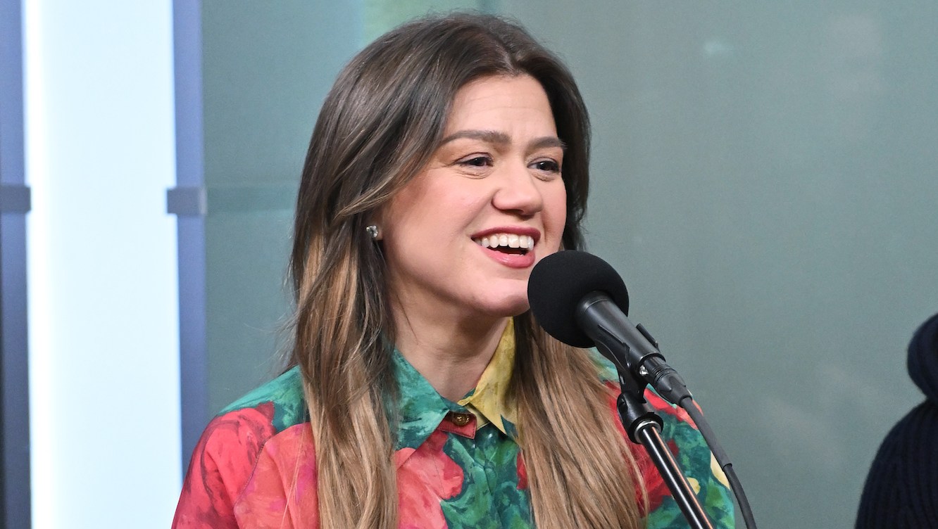 Kelly Clarkson Shares Candid Thoughts on Her Breasts Amid ‘So Much Energy’