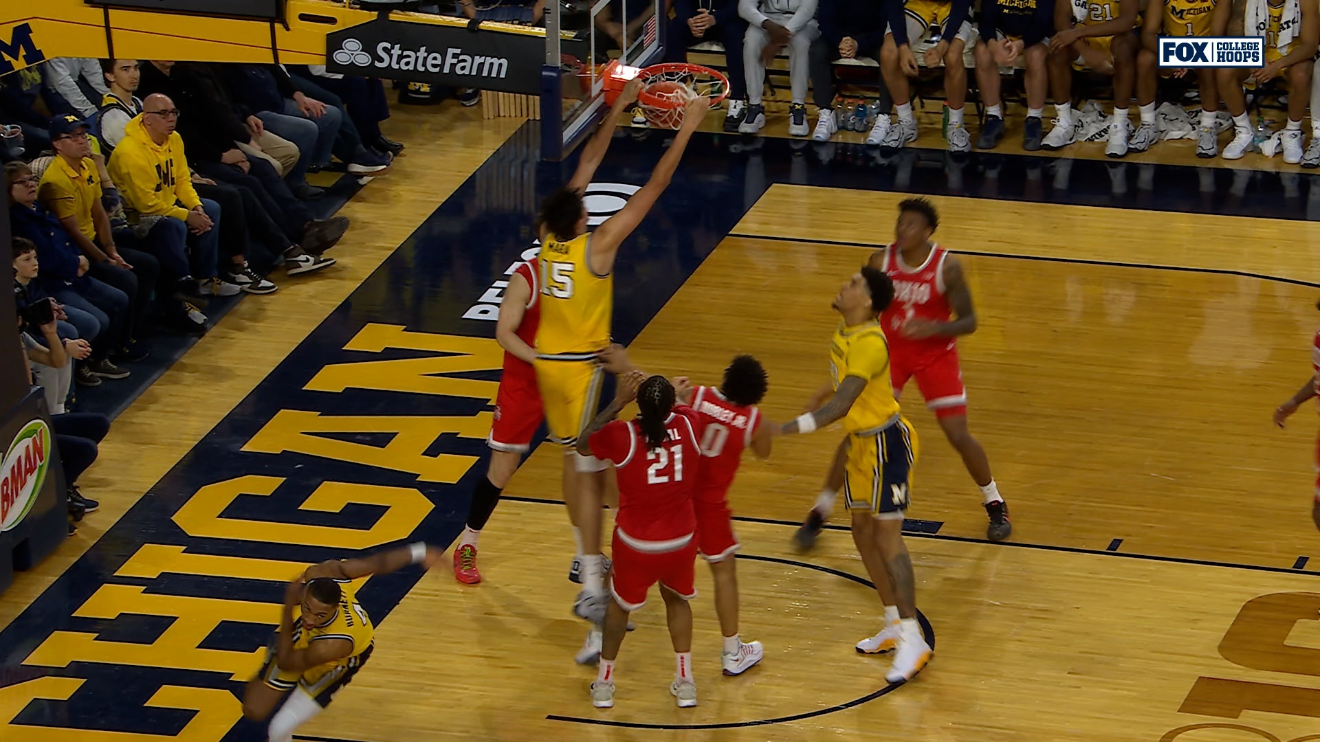 Aday Mara flies in for putback slam, extending Michigan's lead over Ohio State