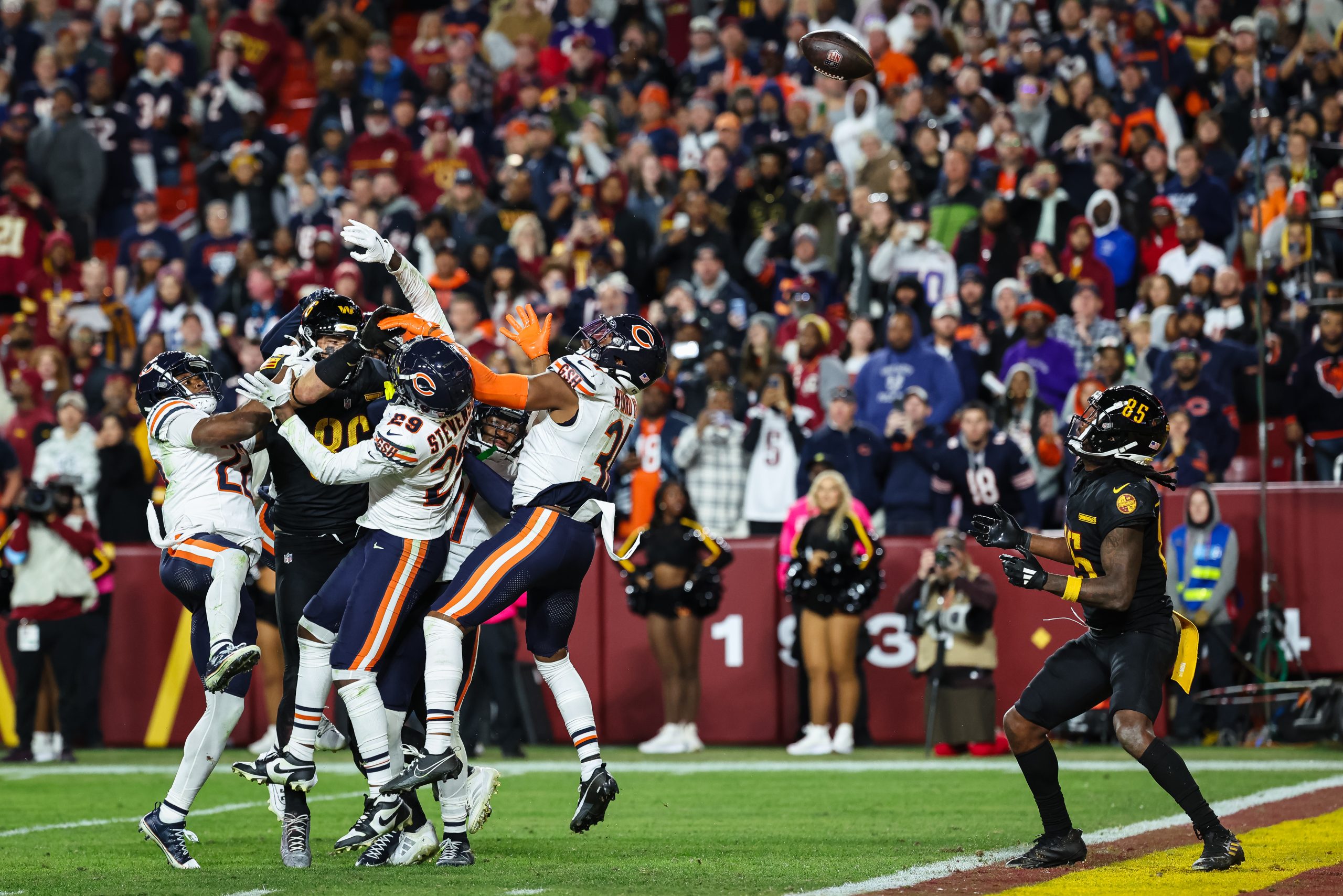 New DraftKings Promo: Bet $5, Get $300 on MNF Doubleheader, Bears vs Commanders, Bills vs Falcons