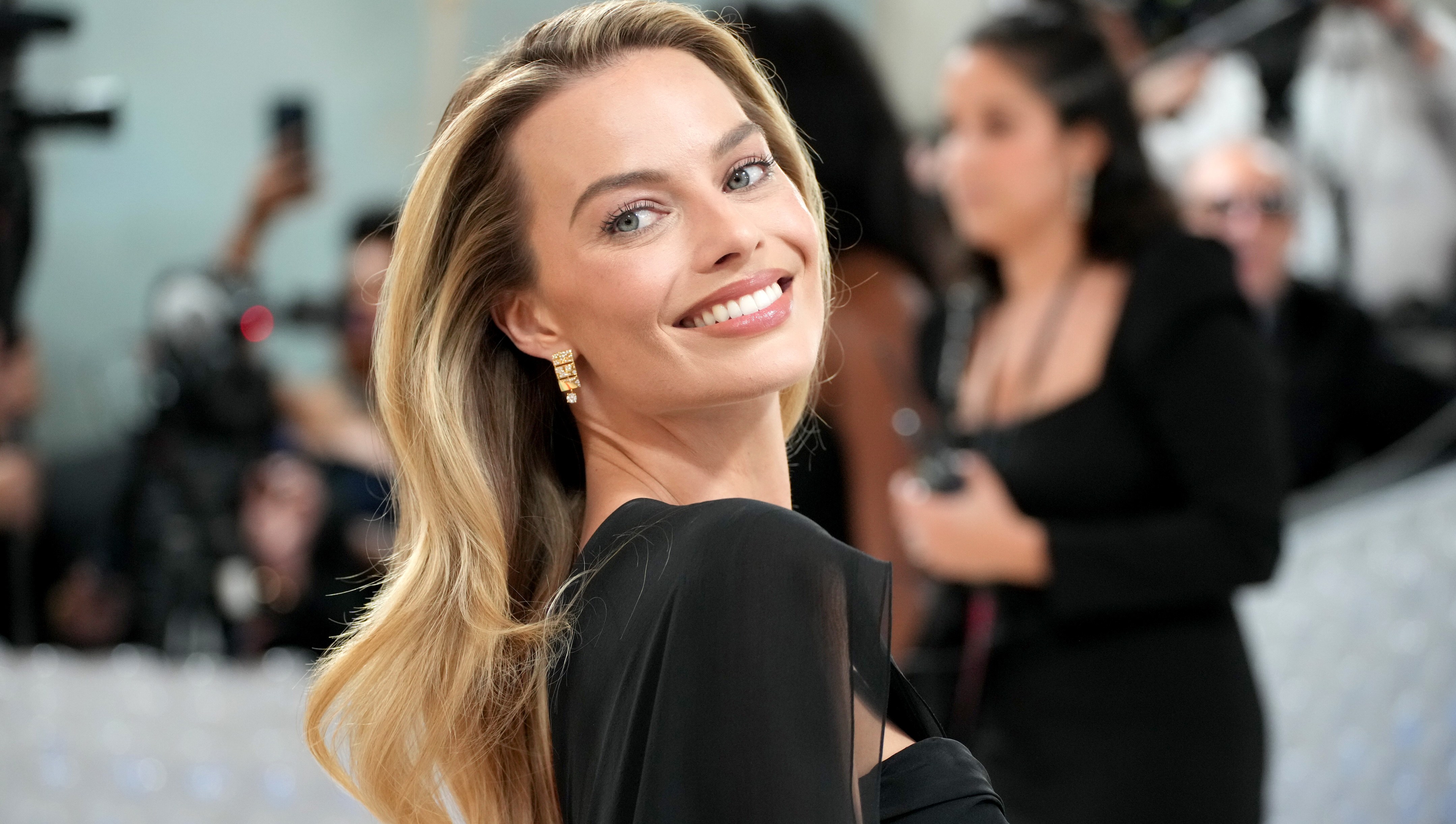 Margot Robbie’s Off-Duty Jeans Channel New York Rich-Girl Style