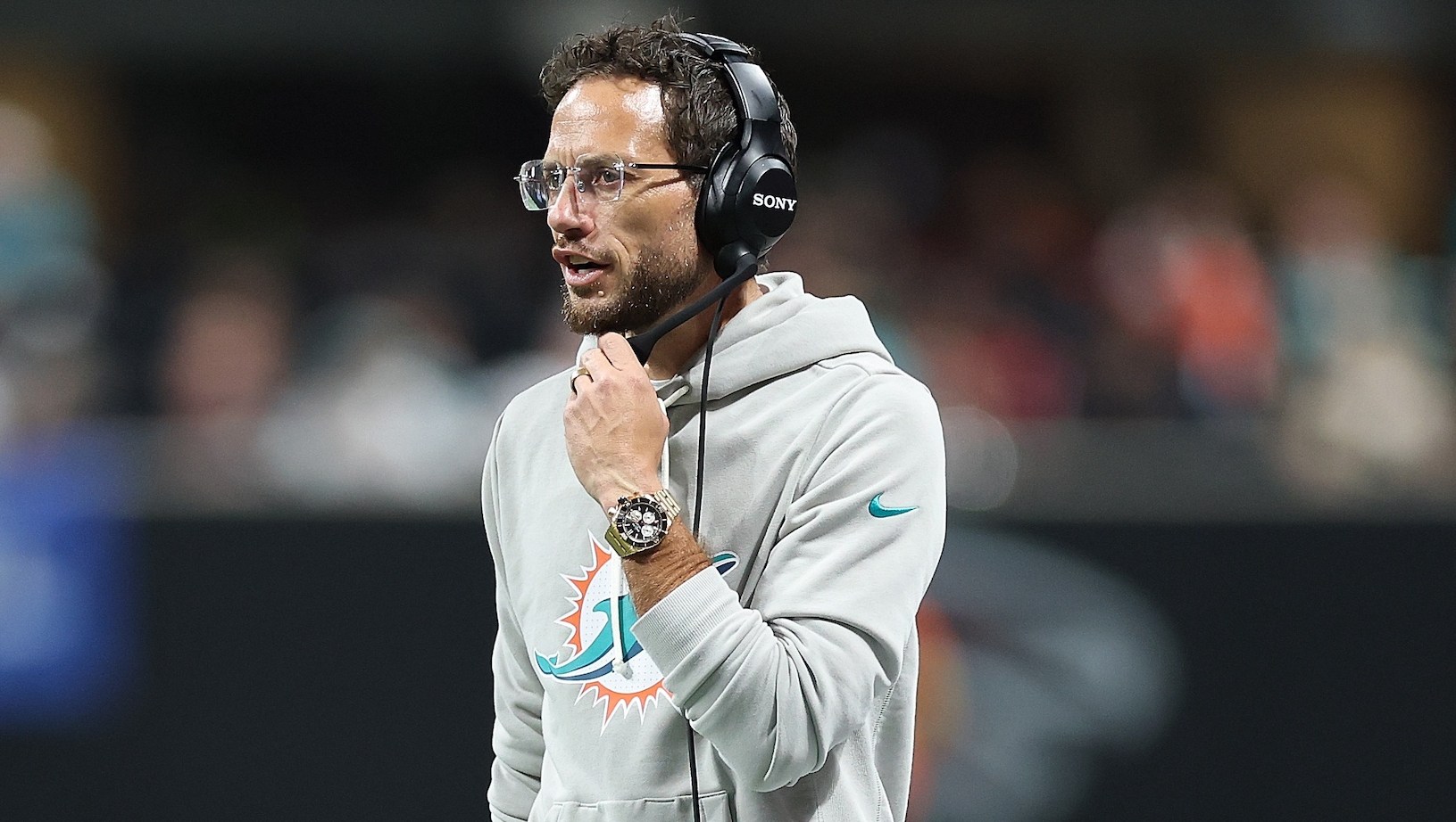 Dolphins’ Mike McDaniel Blames A.I. for Viral Photo of Him at Bills Bar