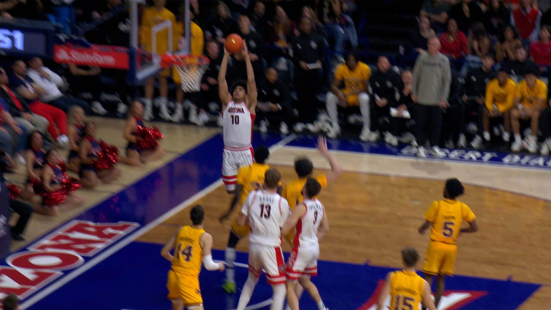 Arizona's Anthony Dell’Orso lobs to Koa Peat for alley-oop slam vs. Arizona State