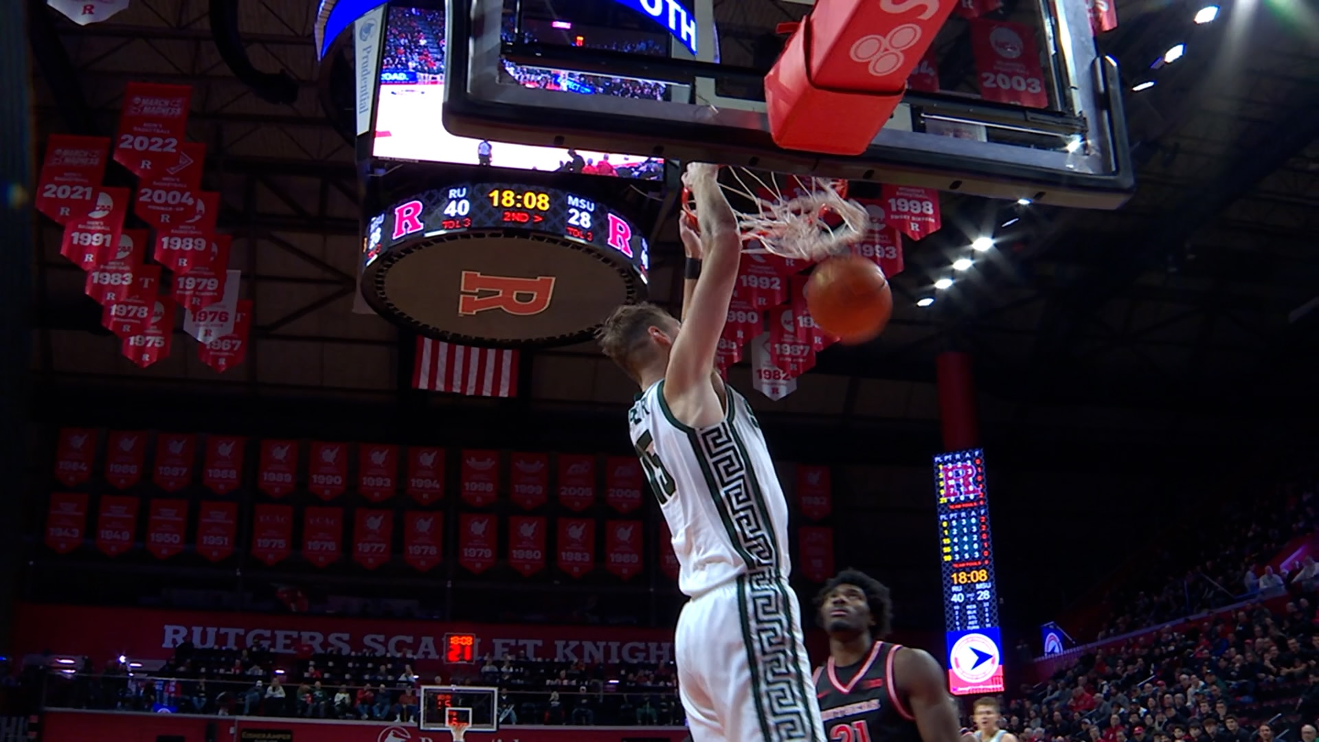 Michigan State's Jeremy Fears Jr. finds Carson Cooper for the two-handed jam vs. Rutgers