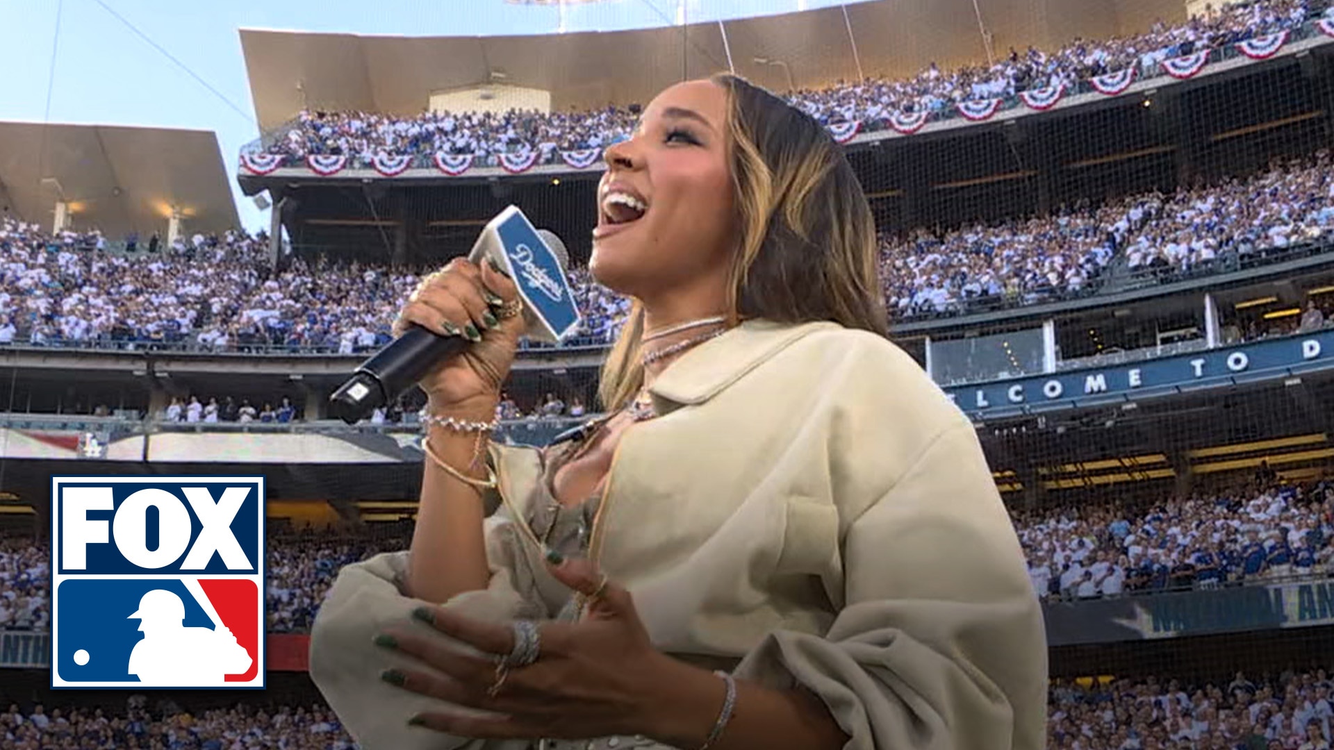 Tinashe &amp; Deborah Cox perform National Anthems 🇺🇸🇨🇦 ahead of World Series Game 4