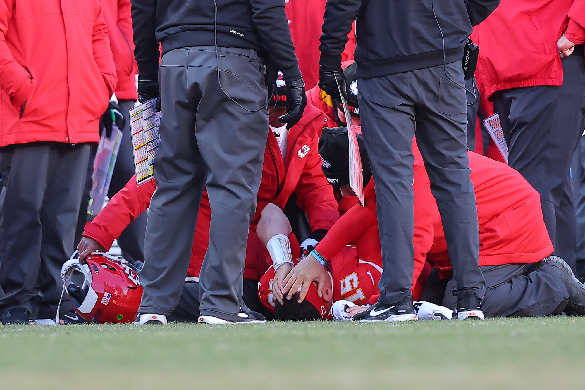 Patrick Mahomes Suffers Leg Injury as Chiefs Are Eliminated From Playoffs