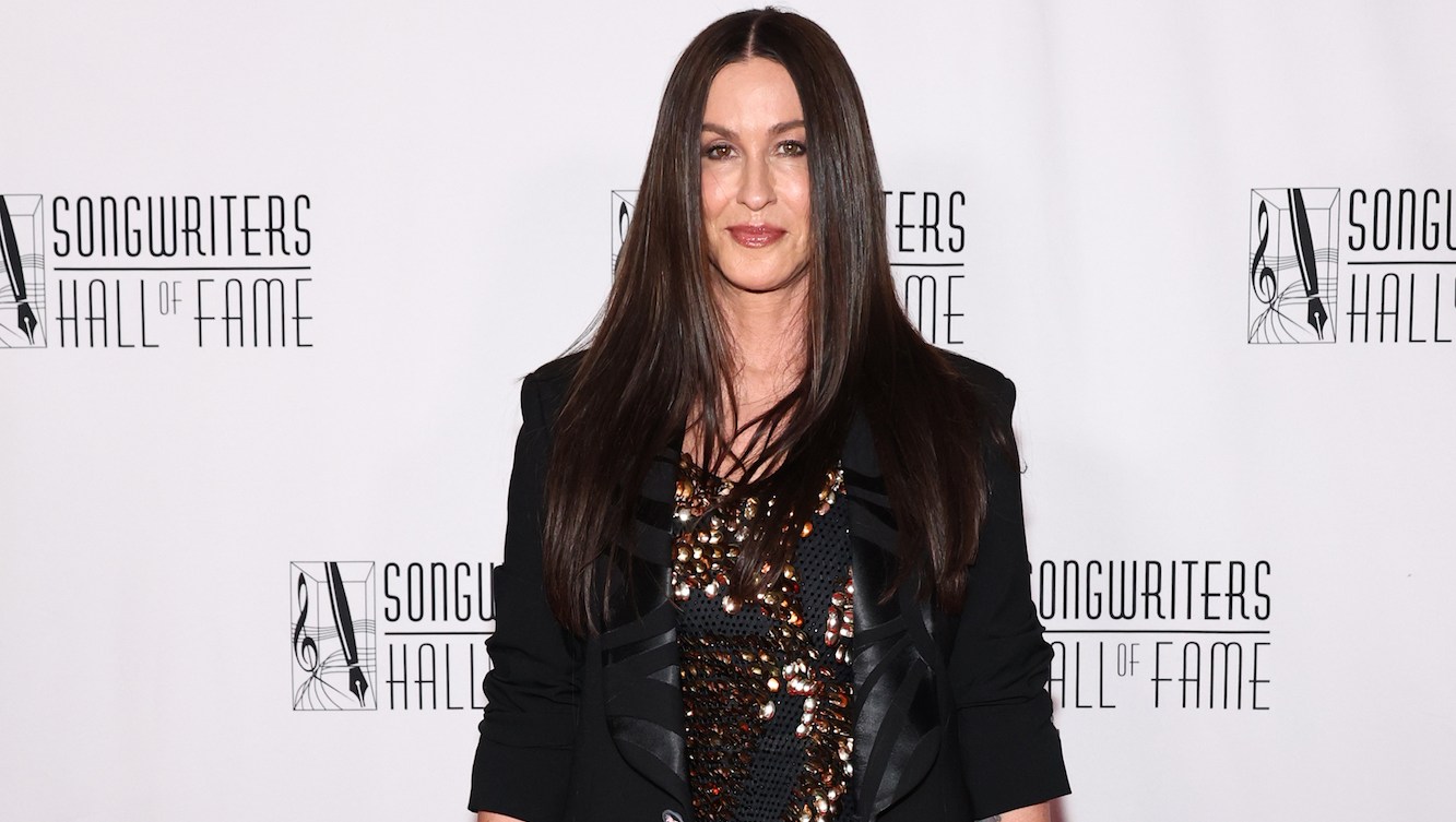 Alanis Morissette Accuses 'Incompetent' Tour Manager of Extortion in Lawsuit