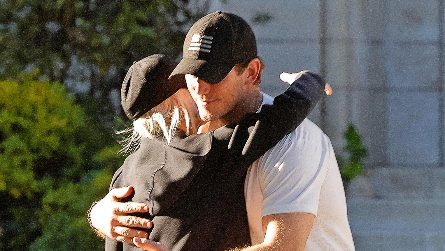 Chris Pratt and Ex-Wife Anna Faris Hug in Rare Thanksgiving Reunion