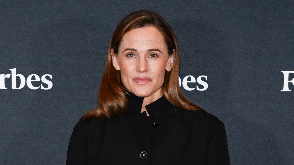 Jennifer Garner Whips Up Treats in This Sleek Stand Mixer — On Sale