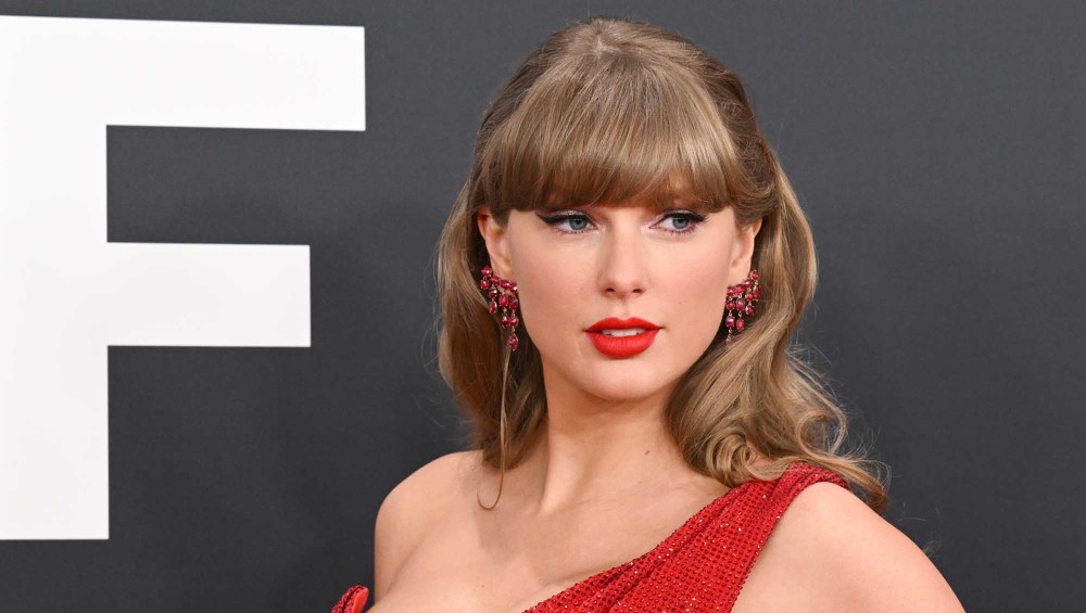 Copy Taylor Swift's Cozy $,1950 Sweater Look for Less Than $50