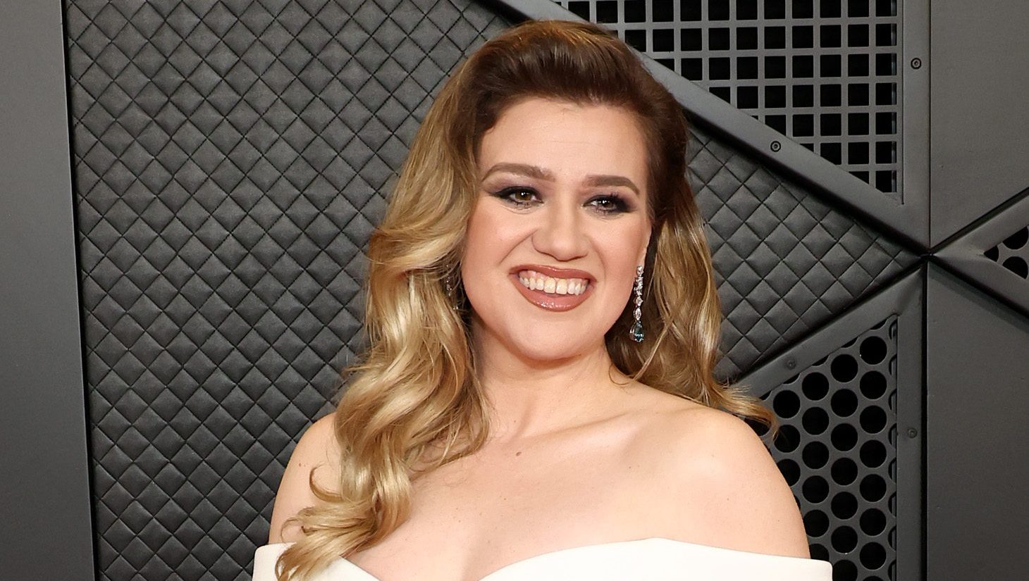 NYC Store at Center of Kelly Clarkson Controversy Seemingly Responds