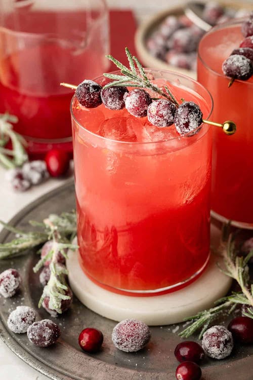 9 Easy Holiday Mocktail Recipes For Entertaining Guests (Or Just Yourself)