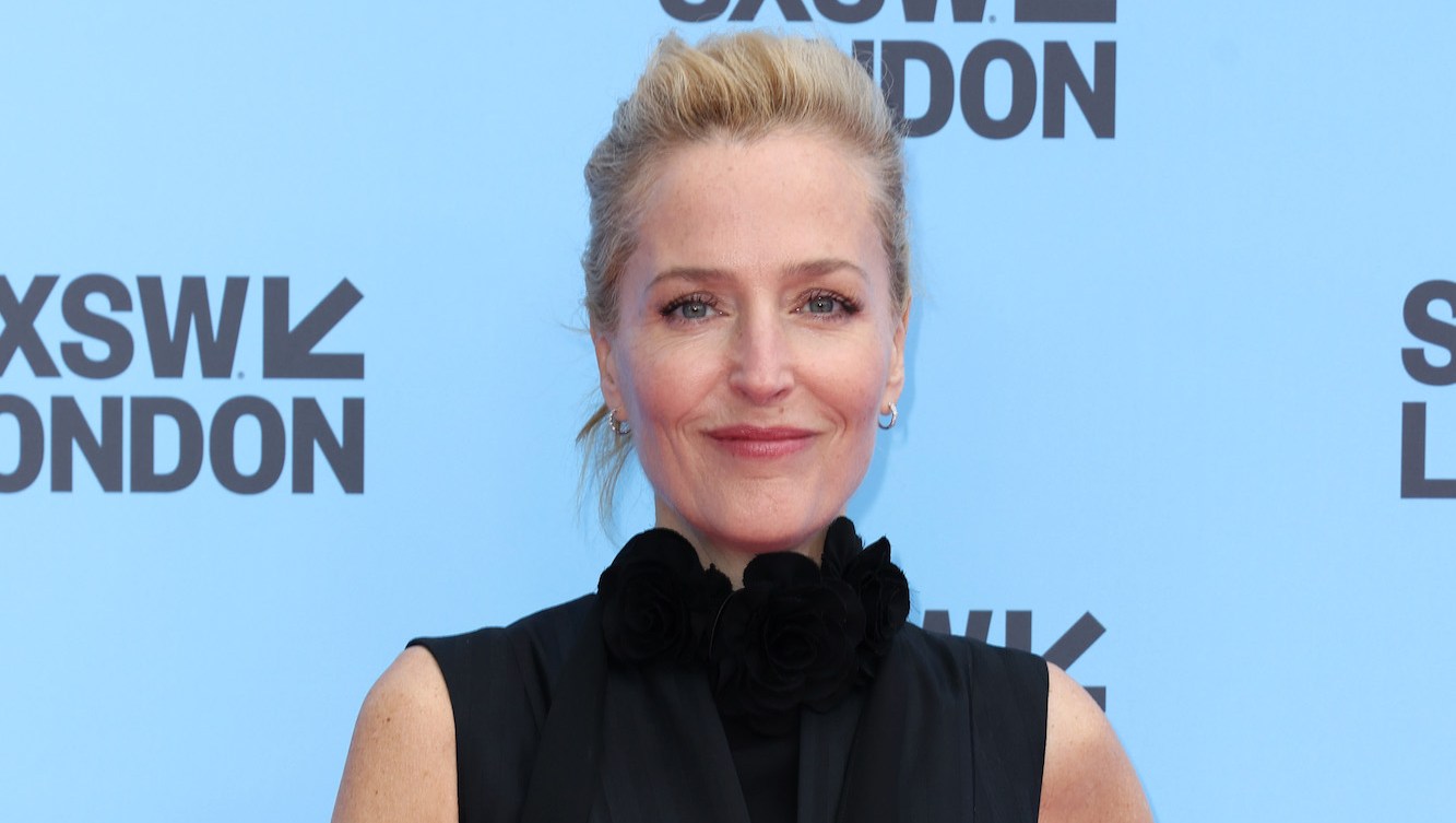 Gillian Anderson Clarifies Viral Comments About 'Distracting' Theater Fans