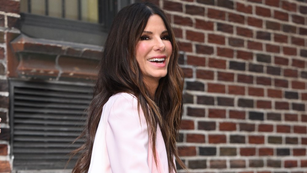 Sandra Bullock's Cuffed Jeans Style Makes Easy Fall Outfits Feel Polished