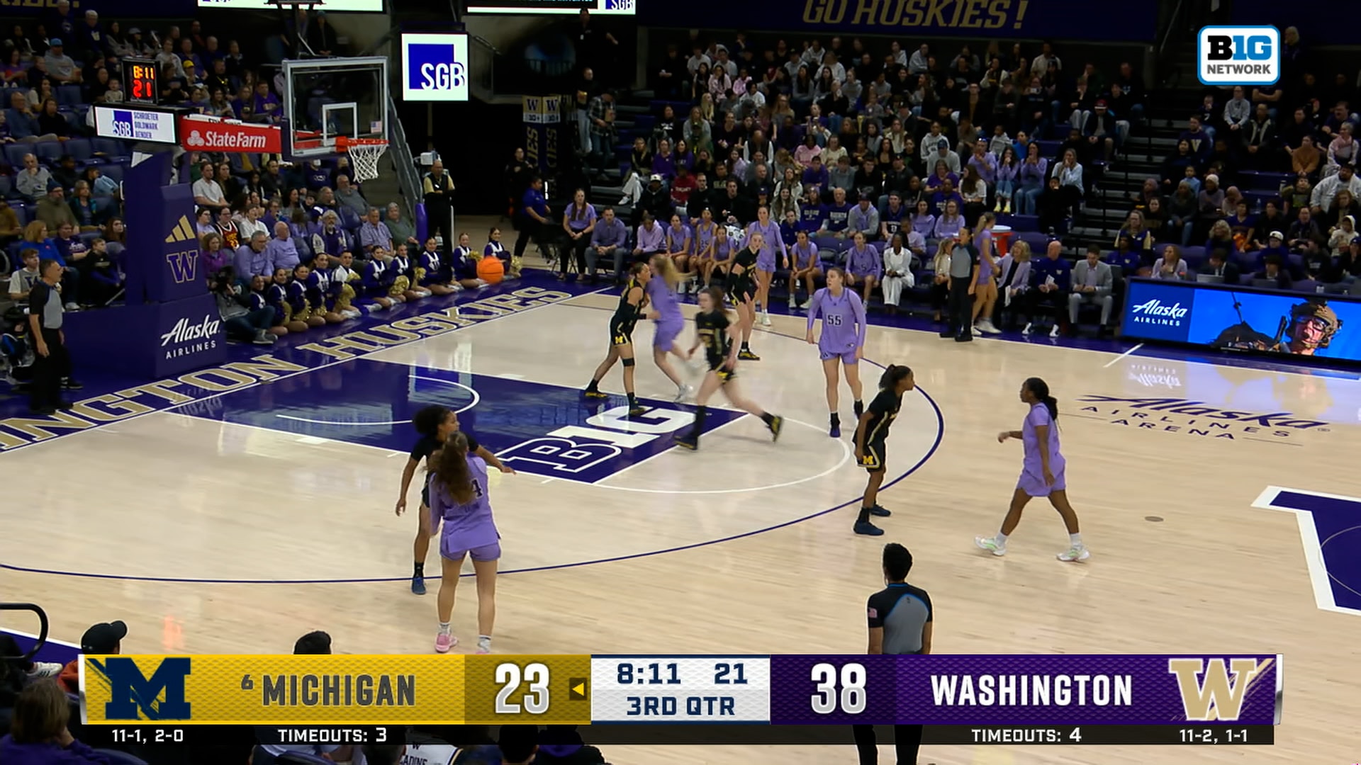 Washington's Elle Ladine connects with Avery Howell off tough skip pass against Michigan