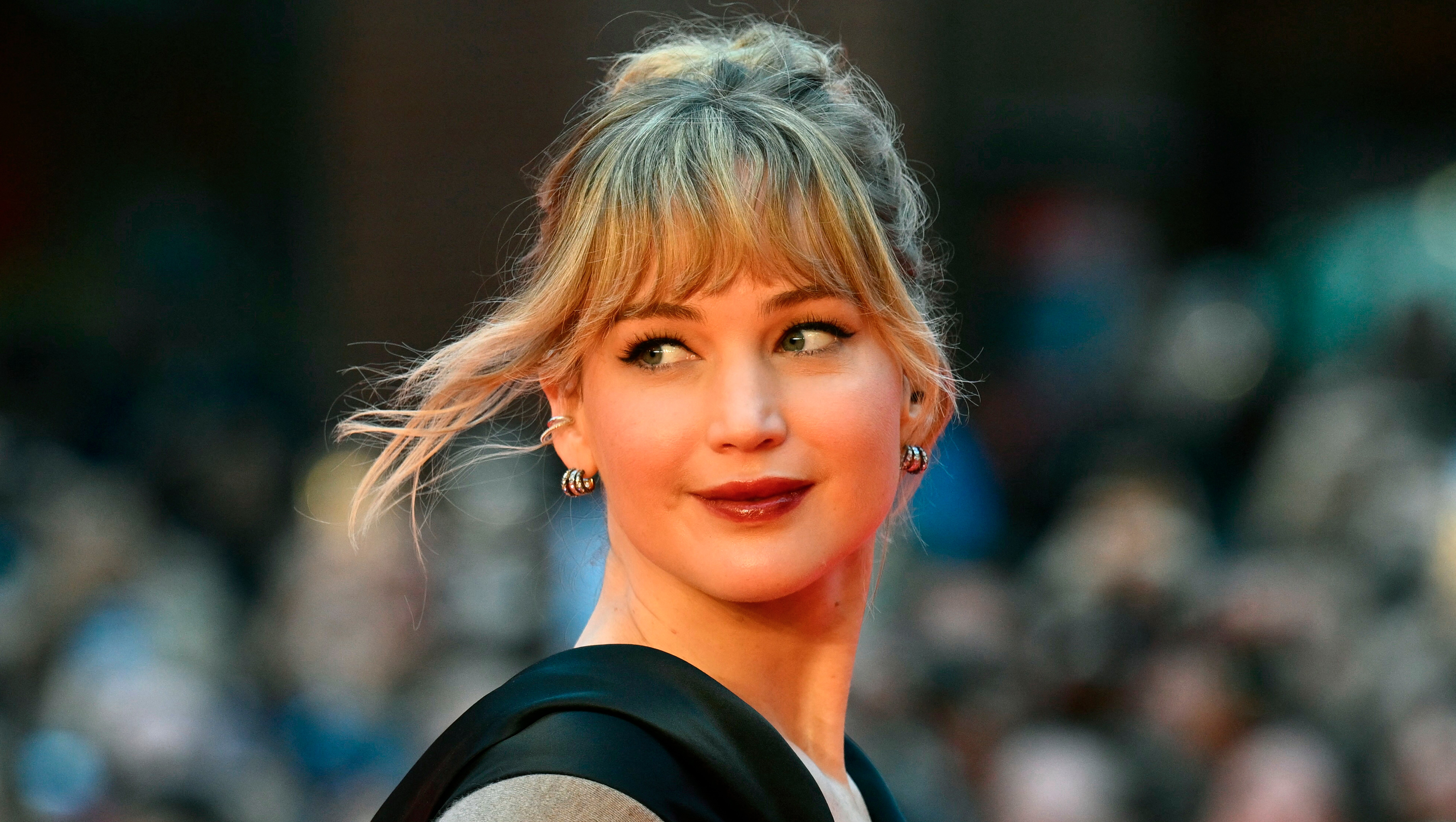 Jennifer Lawrence Swapped Simple Sandals for These Rich-Looking Slip-Ons