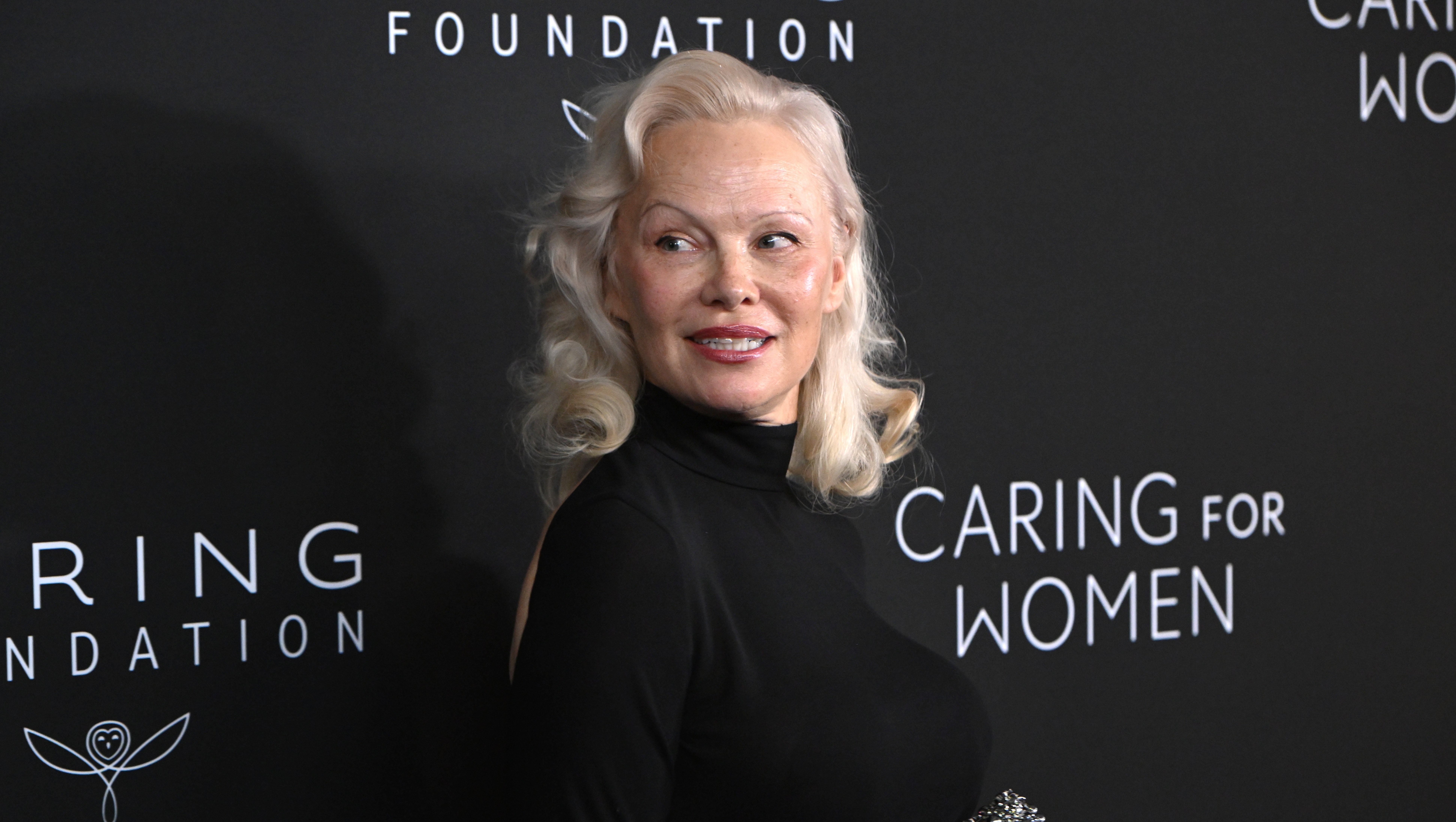 Pamela Anderson's Loose Sweater Slims the Tummy and Arms — The $30 Look