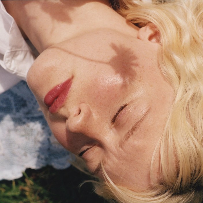 Maisie Peters Links With Amelia Dimoldenberg And Benito Skinner For Her New ‘My Regards’ Video