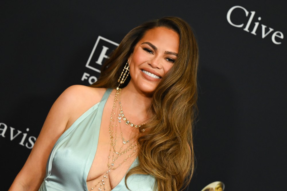 Chrissy Teigen Found the Most Relaxed, Luxe Travel Pants — The Comfy Look