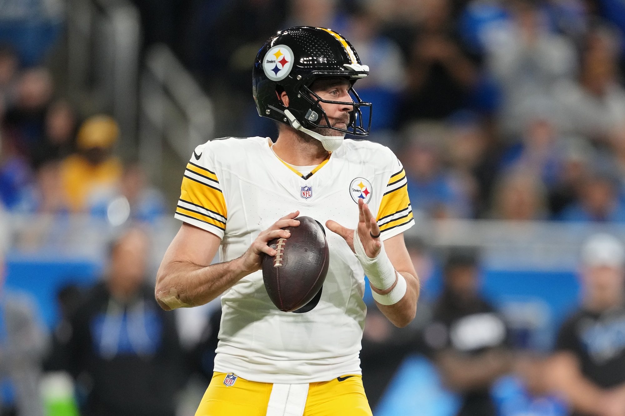 Aaron Rodgers Gives Steelers Linemen a $20K Christmas Gift