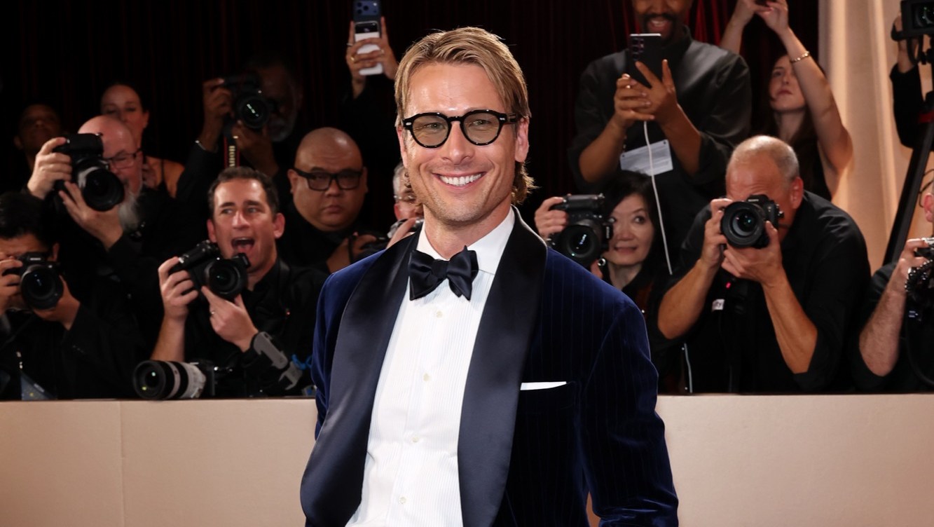 Glen Powell Poses Solo at Golden Globes Amid Michelle Randolph Romance