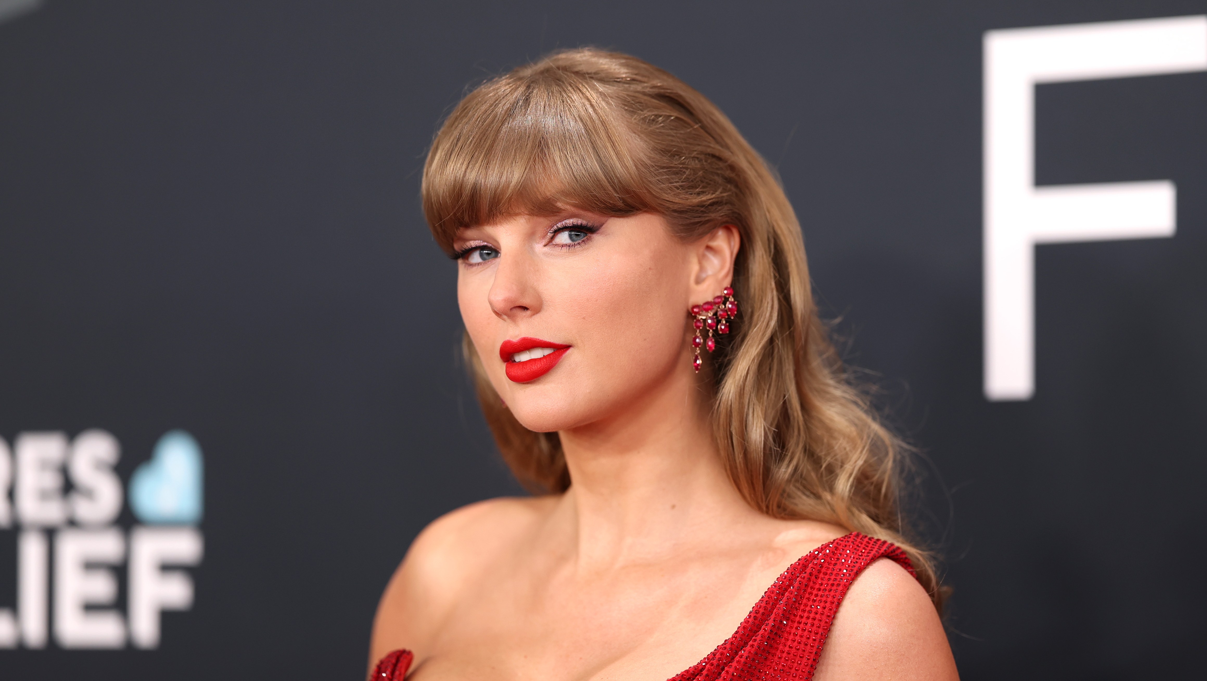 Run! Taylor Swift's Skincare Lineup Includes This Anti-Aging Cleansing Cream