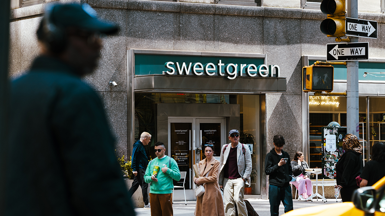 Popular salad chain rolls out plan that could push top managers’ pay past $200K