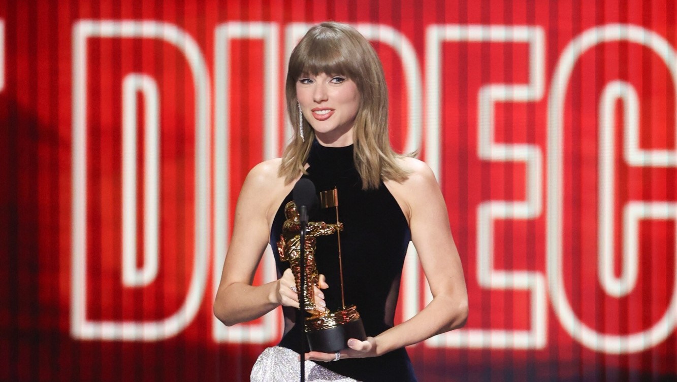 Taylor Swift Accepts 1st-Ever VMA Artist Director Honors After New Single