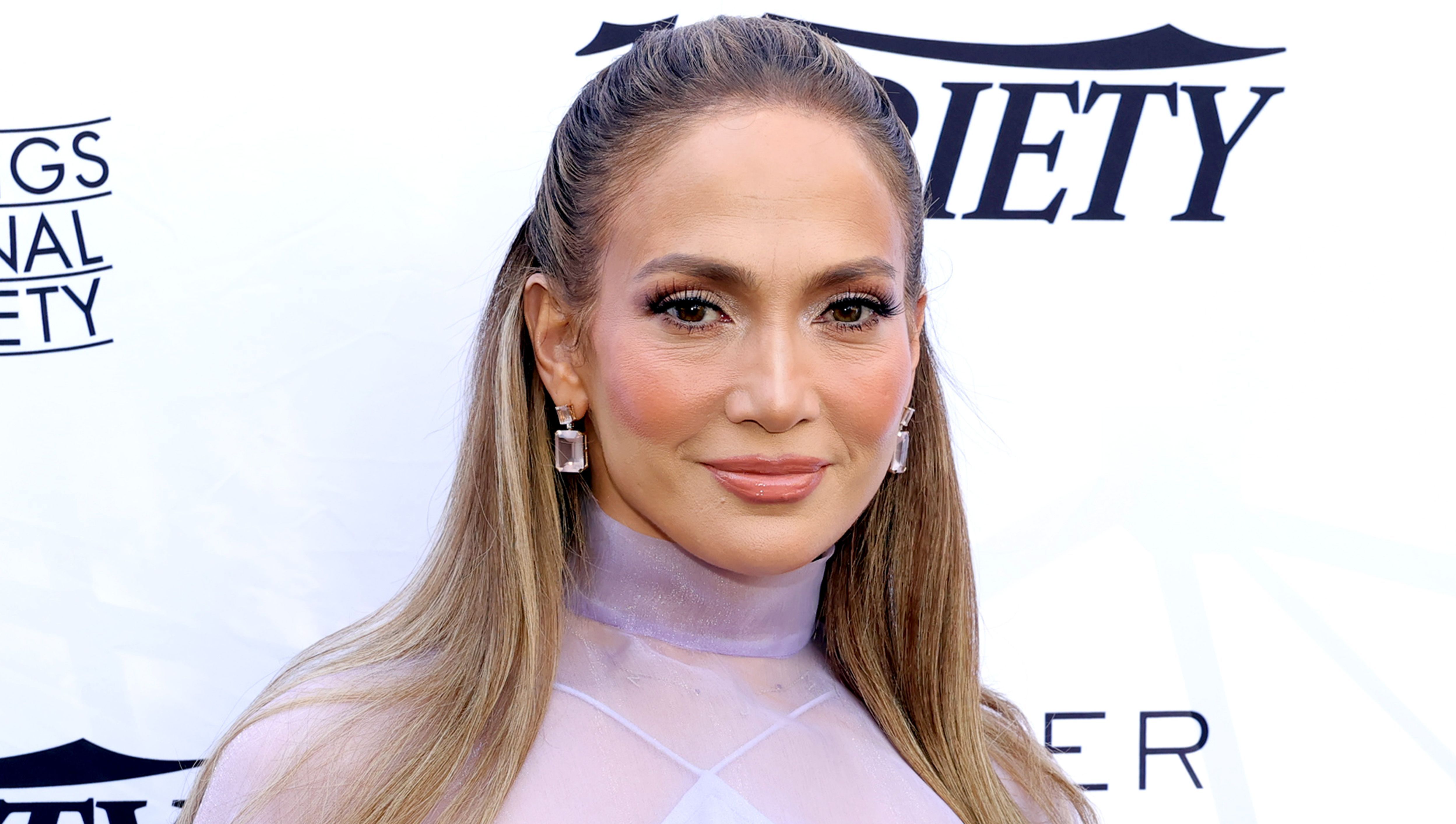 Yes, Jennifer Lopez’s Exact Metallic Gold Flip-Flops Are on Amazon