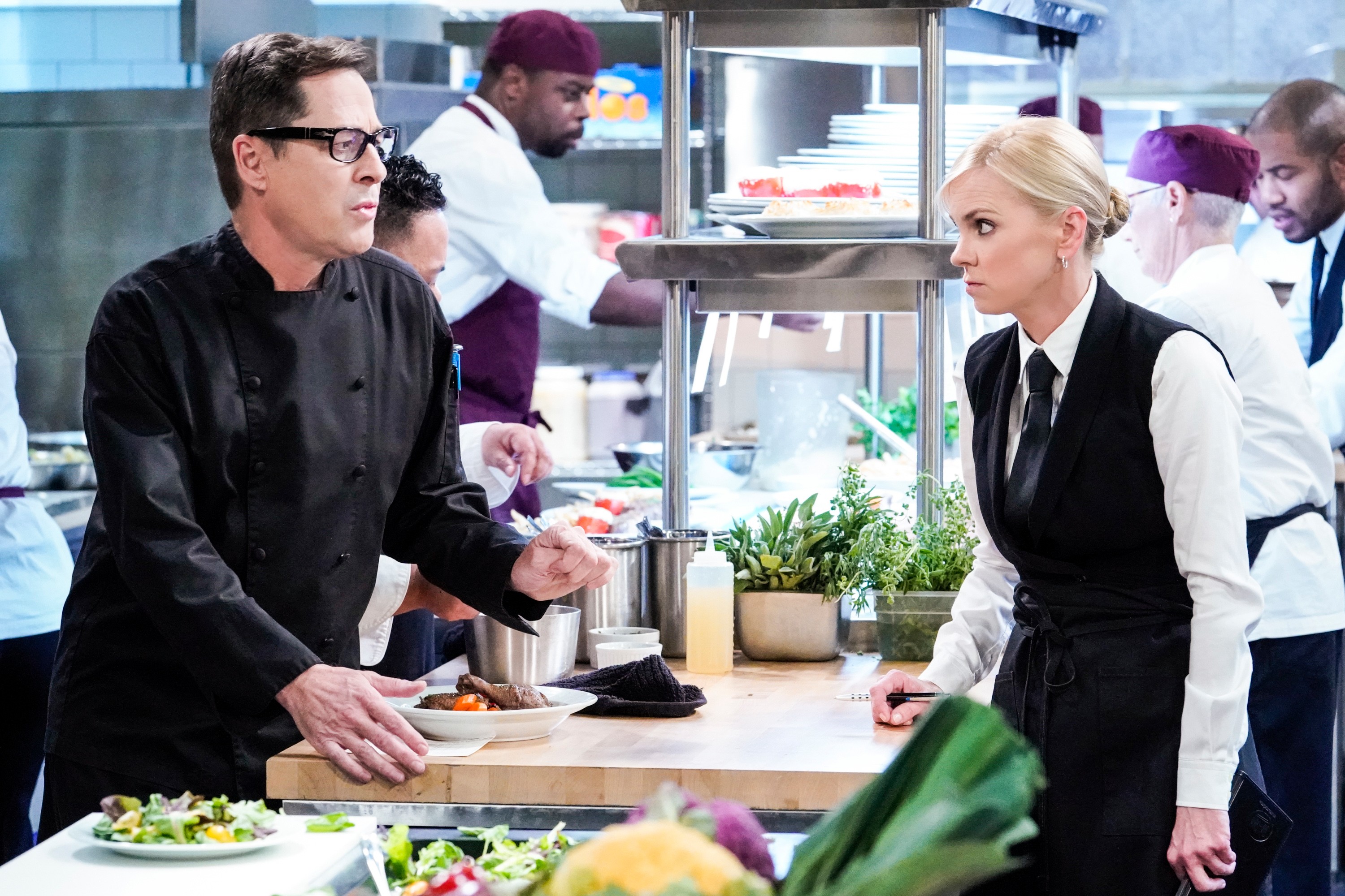Anna Faris' Former 'Mom' Costar Defends Her, Slams Chuck Lorre's Book Digs