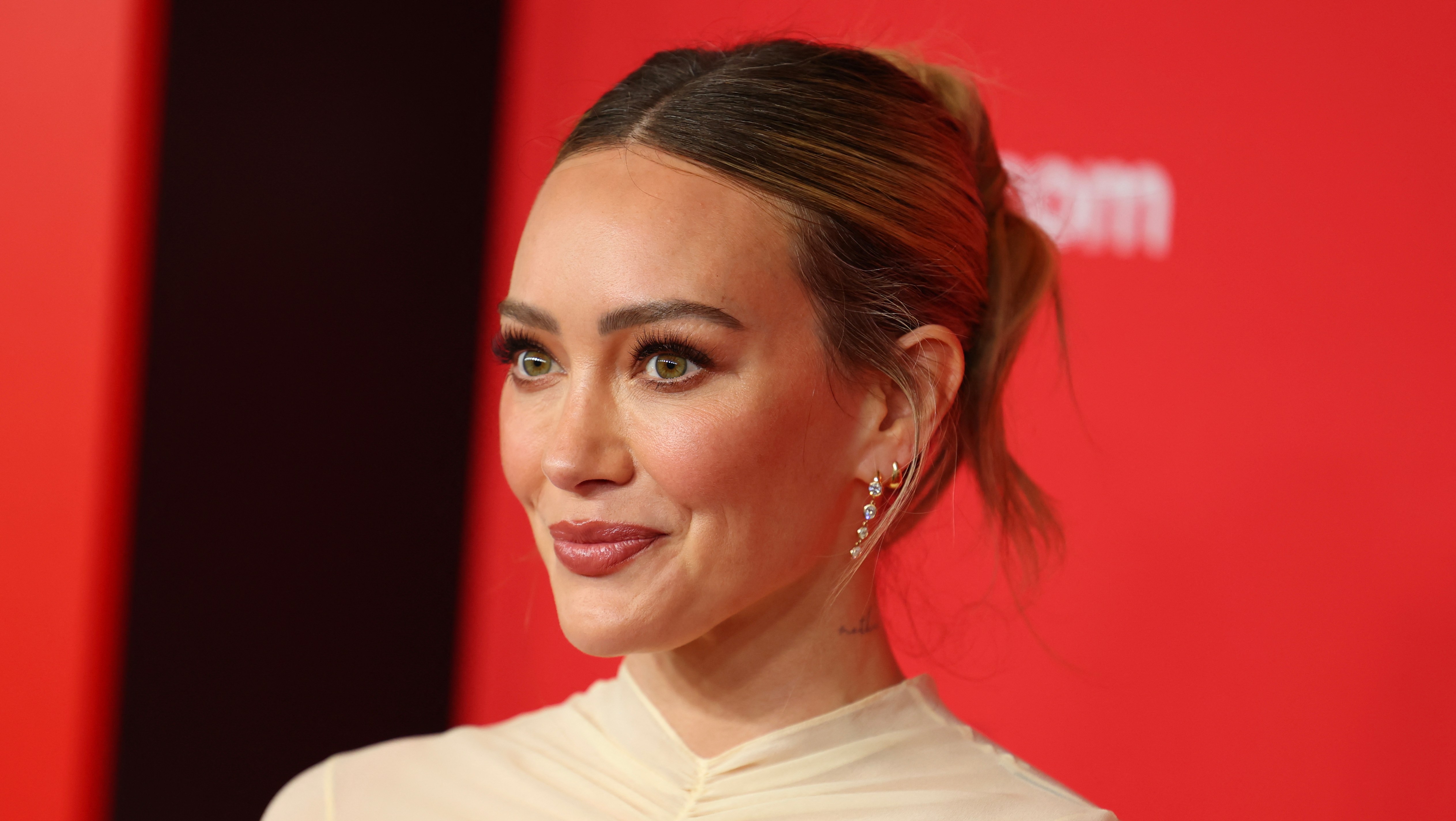 Hilary Duff Wore the Sleek, Cool-Girl Sneakers Dominating 2026