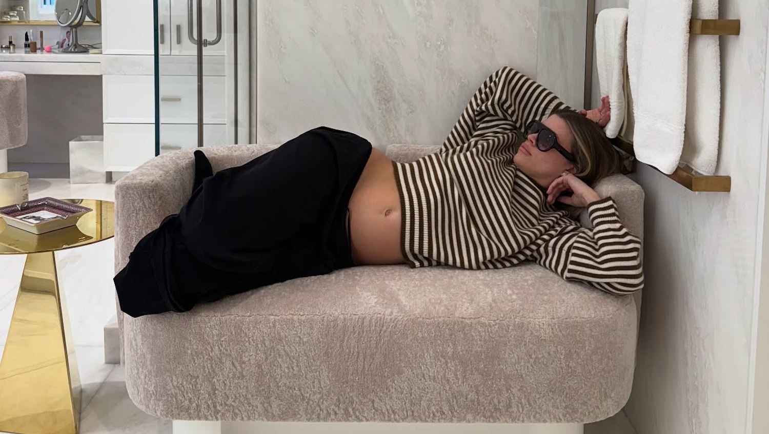 Pregnant Sofia Richie Lounges on Bathroom Couch: 'This Is Month 5'