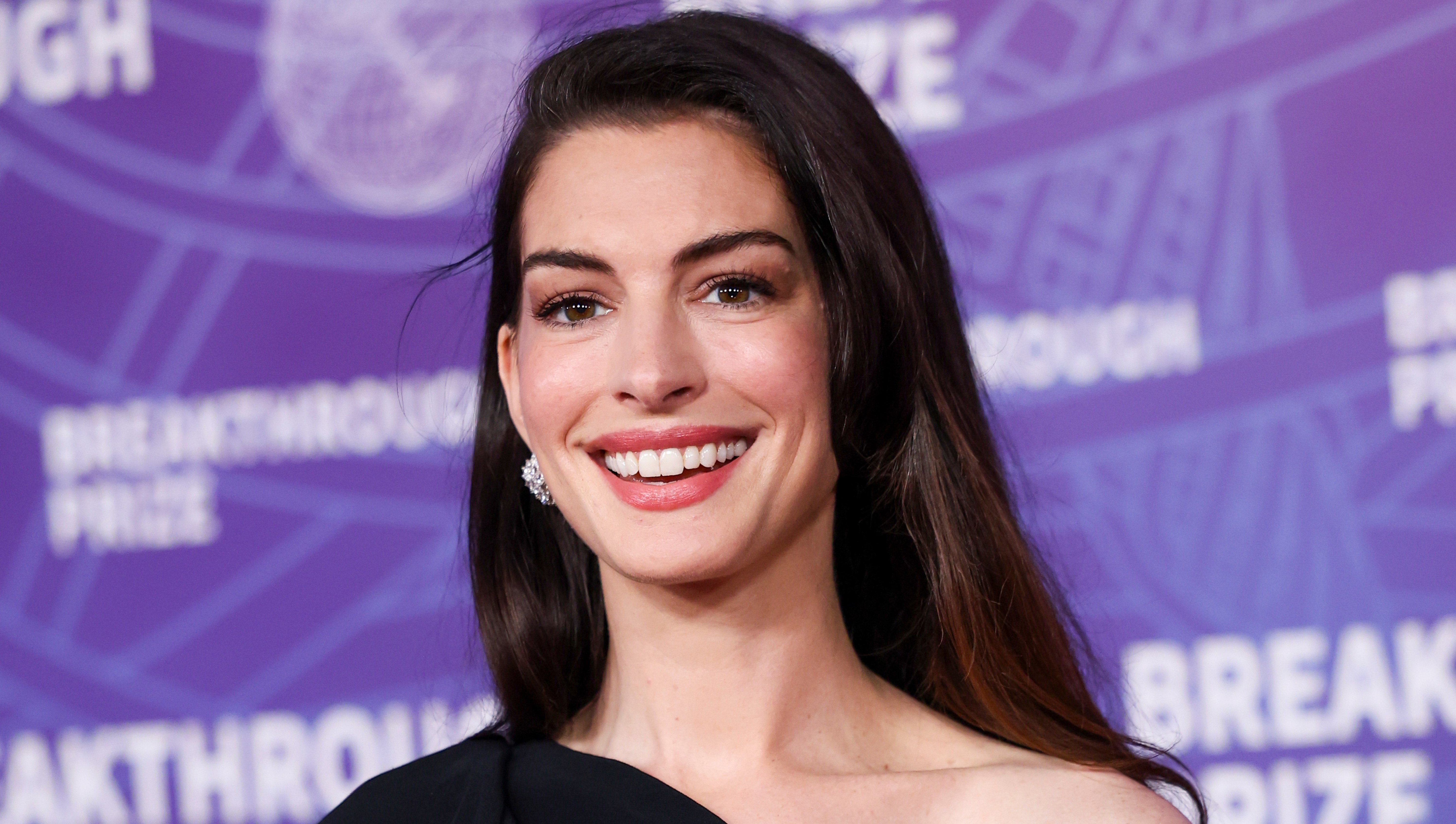 Anne Hathaway's Relaxed Jeans Have Fall's Coolest Denim Detail