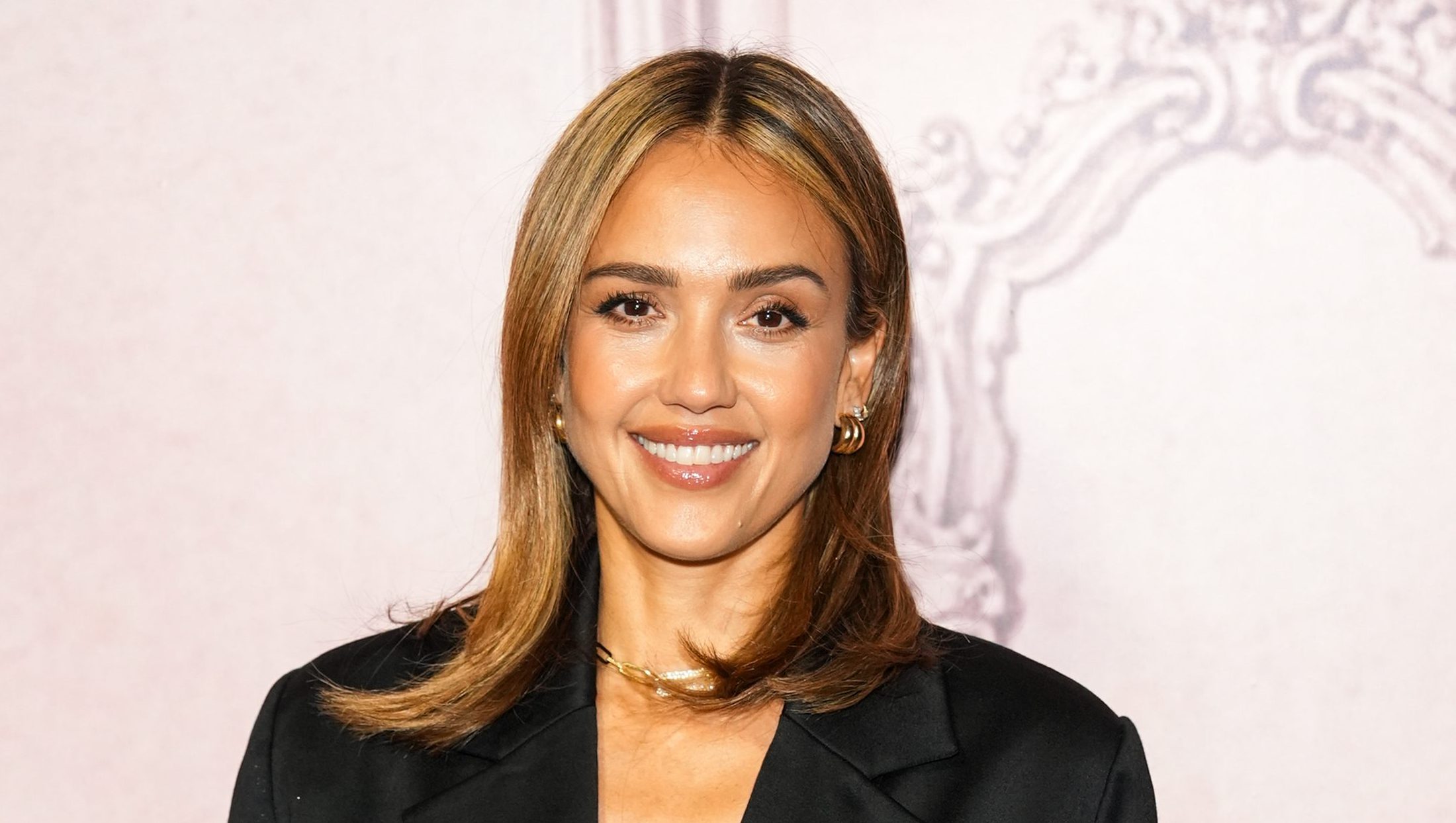 Jessica Alba Wore This California-Cool Layer for Fall — Copy It Now