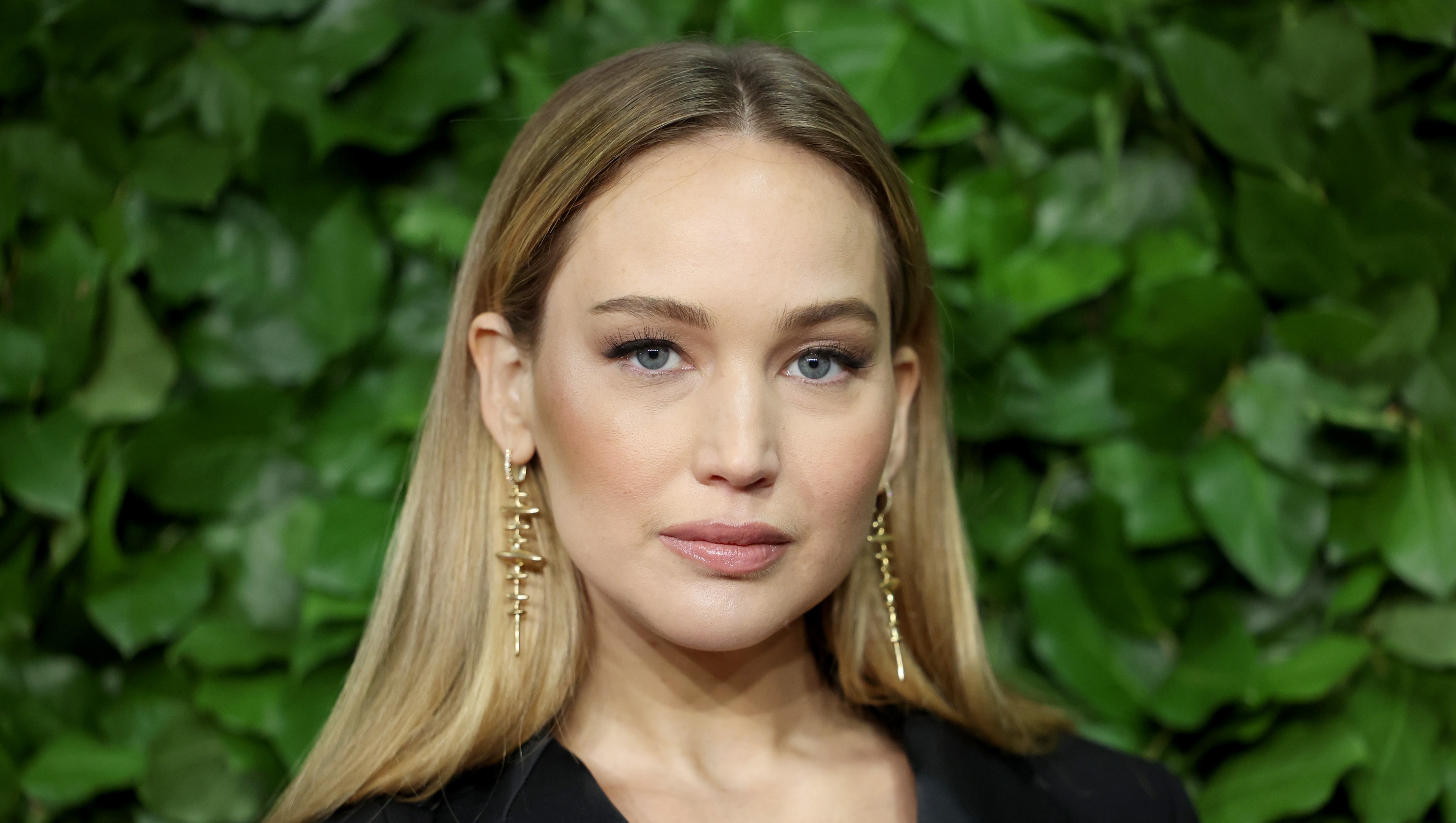Jennifer Lawerence's Colorful Fall Sweater Is the Rich Mom Swap for Neutrals