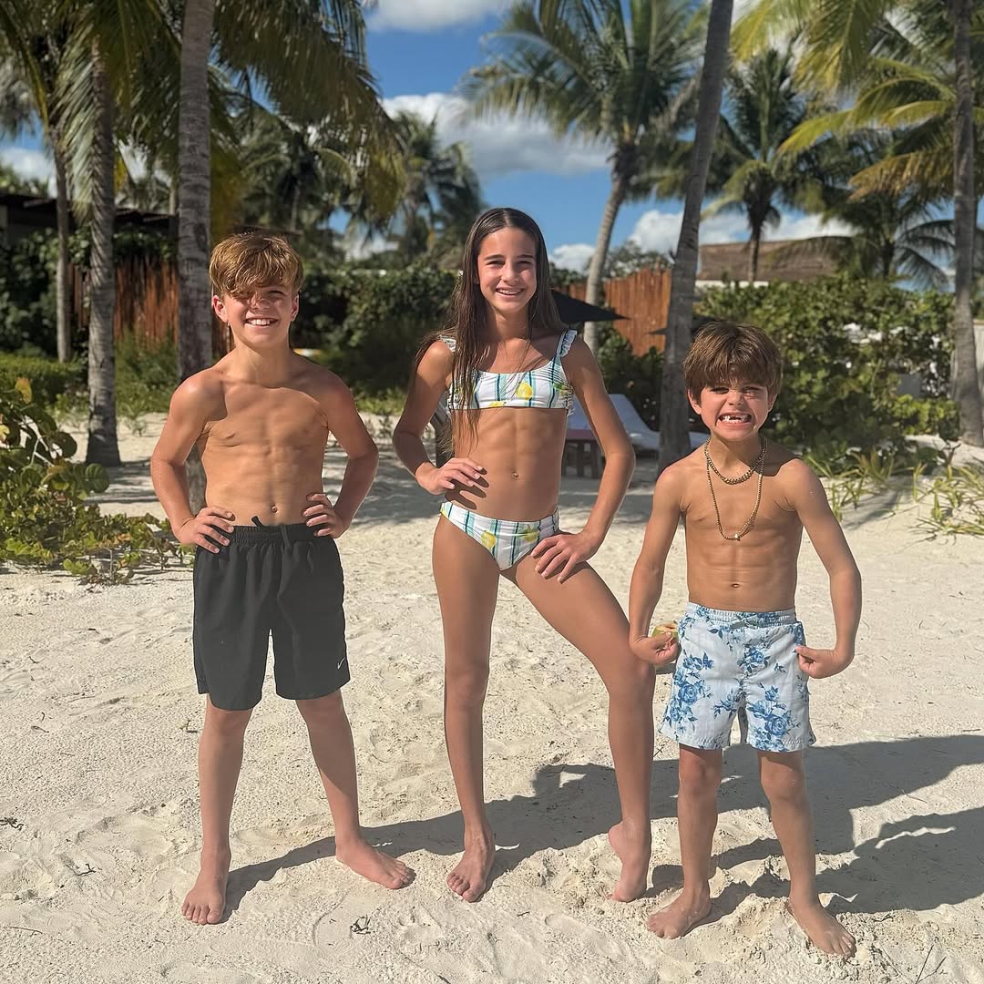 Jessie James Decker’s Kids Show Off Their Abs While on New Year’s Vacation