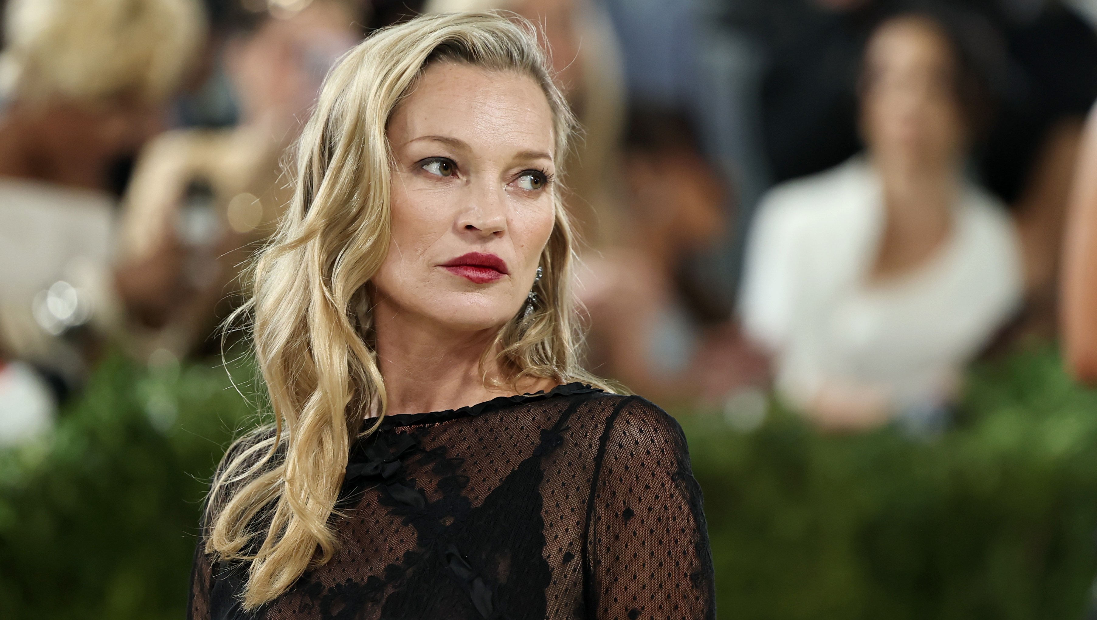 Kate Moss’ Sleek Jeans Are the Anti-Baggy Trend Rich Moms Love