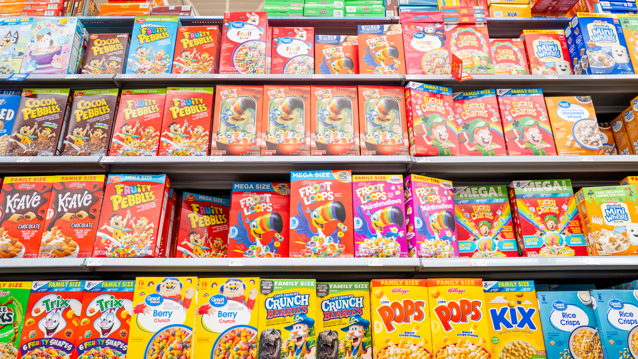 Kellogg removing artificial colors from Froot Loops, Apple Jacks a year ahead of schedule
