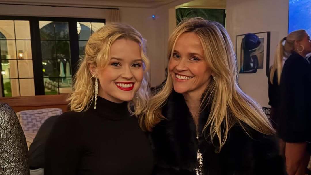 Reese Witherspoon Twins With Daughter Ava in ‘Merry’ Holiday Photo