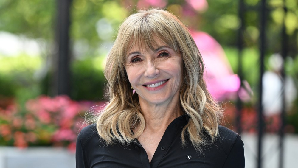 Mary Steenburgen's Sleek Summer Pants Style Flatters Women Over 50